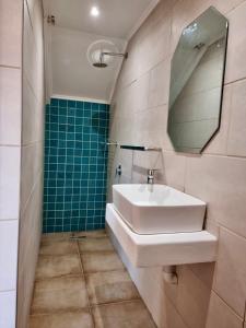 y baño con lavabo blanco y espejo. en Caribbean Estates Montego Bay 38, en Port Edward