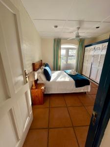 Een bed of bedden in een kamer bij Caribbean Estates Montego Bay 38