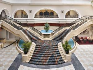 spiralne schody w budynku z holem w obiekcie Mövenpick Hotel & Apartments Bur Dubai w Dubaju