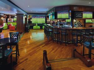 Lounge nebo bar v ubytování Mövenpick Hotel & Apartments Bur Dubai + 37 fotografií