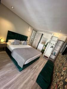 1 dormitorio con 1 cama grande en una habitación en Studio neuf confort bien placer en Casablanca