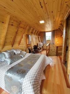 a bedroom with a bed in a log cabin at Cabana Santa Cruz in São Francisco de Paula