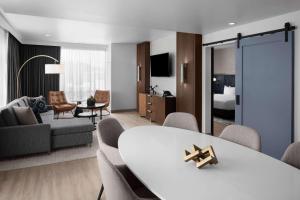 een woonkamer met een witte tafel en een slaapkamer bij Hotel West & Main Conshohocken, Tapestry Collection Hilton in Conshohocken