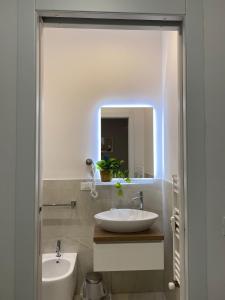 un bagno con lavandino e specchio di da Sofia a Bologna