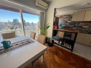 cocina con mesa blanca y vistas a la ciudad en Buenos Aires Amazing View en Buenos Aires