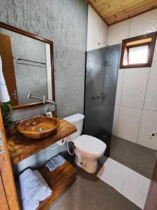 uma casa de banho com um lavatório e um WC em Cabana Santa Cruz em São Francisco de Paula