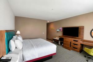 Hampton Inn Needles的电视和/或娱乐中心