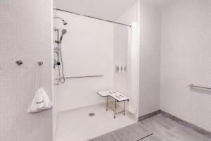 Hampton Inn Needles的一间浴室