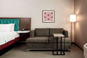 Hampton Inn Needles的休息区
