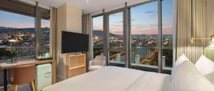 Postel nebo postele na pokoji v ubytování Hilton Garden Inn Tbilisi Riverview