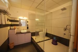 A kitchen or kitchenette at jungle view resort