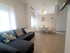 sala de estar con sofá y mesa en Apartamentos Rincón de Vinatea, en Castellón de la Plana