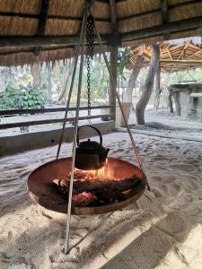 eine Feuerstelle mit einem Topf drauf in der Unterkunft The Tshilli Farm & Lodge in Maun