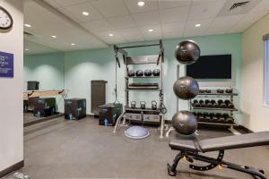 een kamer met een fitnessruimte met een stel gewichten bij Tru By Hilton Leland Wilmington in Leland