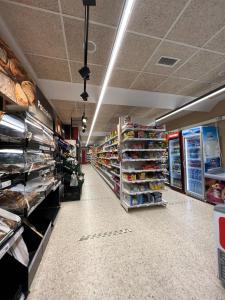 Un pasillo de una tienda con muchos productos en Camping Playa Las Dunas, en El Puerto de Santa María