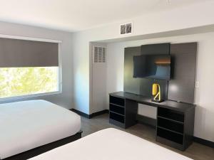 Postel nebo postele na pokoji v ubytování Hawthorn Extended Stay by Wyndham Hobbs