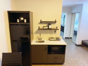 Kuchyň nebo kuchyňský kout v ubytování Hawthorn Extended Stay by Wyndham Hobbs