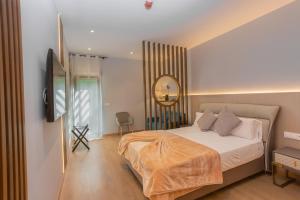 Schlafzimmer mit einem Bett und einem Spiegel in der Unterkunft Hotel Casa Lili in Jávea