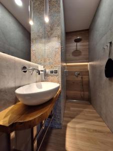 baño con lavabo blanco en una encimera de madera en Zielone Ranczo en Iława