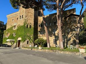 un gran edificio de piedra con hiedra creciendo en él en Grand Hotel Dei Castelli, en Sestri Levante