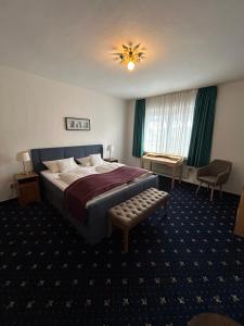 1 dormitorio con cama y lámpara de araña en Hotel Fabritz, en Essen
