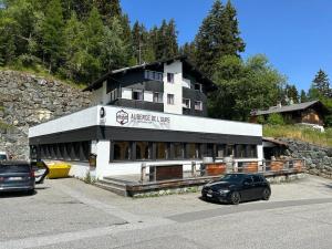 ein Gebäude mit einem davor geparkt in der Unterkunft Auberge de l'Ours in Les Collons