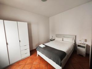 1 dormitorio con 1 cama grande y armarios blancos en REVUELTAS Apartments, en Carmona