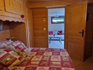 マニグードにあるPierre de Familleのベッドルーム1室(ベッド1台付)、リビングルームが備わります。