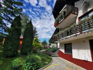 a building with a balcony with plants on it at Lookout Resort apartments in Rovte