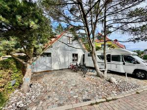 a white van parked in front of a house at Lütthus Matthis in Zingst