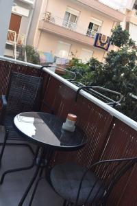 Ivi's Home Alexandroupoli في أليكساندروبولي: وجود فنجان قهوة على طاولة في الشرفة