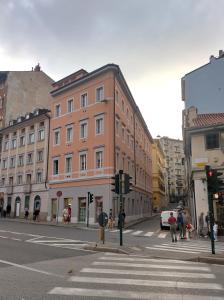 une rue avec des bâtiments et une promenade dans une ville dans l'établissement La bella Olivia, à Trieste