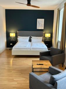 ein großes Schlafzimmer mit einem Bett und einem Sofa in der Unterkunft DK Hotel Deutscher Kaiser in Heidelberg