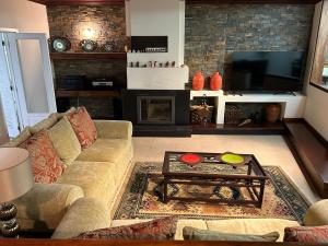 uma sala de estar com um sofá e uma mesa de centro em Casa Monte da Volta em Chaves