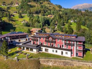 una vista aerea di un grande edificio su una collina di Hotel Vioz a Peio Fonti