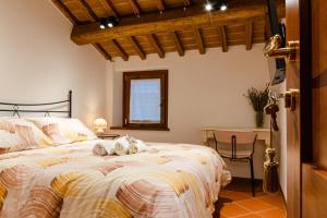 un dormitorio con una cama con dos animales de peluche en B&B Casa del Pietro, en Pieve San Giovanni