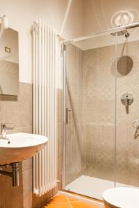 y baño con ducha y lavamanos. en B&B Casa del Pietro, en Pieve San Giovanni