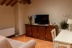 una sala de estar con TV de pantalla plana en un armario en B&B Casa del Pietro, en Pieve San Giovanni