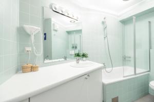 bagno con lavandino e doccia di Karmeliter Flat | contactless check-in a Vienna