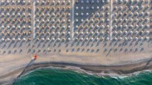 uma vista superior de um edifício na praia em Villa Regina - MarePineta Resort em Milano Marittima