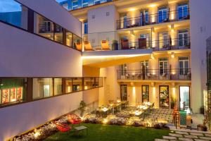 波尔图Arts Hotel Porto, Tapestry Collection By Hilton的享有带花园的建筑的外部景色
