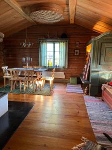 a dining room with a table and chairs at Unikt 1800-tals boende i hjärtat av Dalarna in Våmhus
