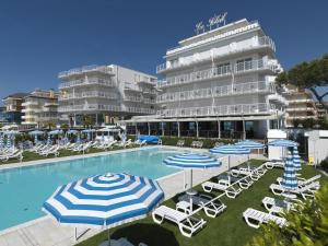 Bazén v ubytování Hotel Le Soleil nebo v jeho okolí