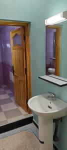 La salle de bains est pourvue d'un lavabo et d'un miroir. dans l'établissement Residence Adnan luxury Appartments, à Ouarzazate