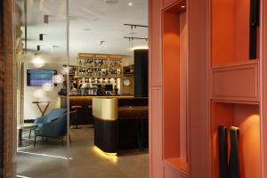 Habitación con bar y cocina en Arts Hotel Porto, Tapestry Collection By Hilton, en Oporto