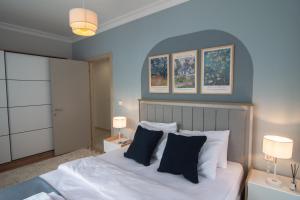 - une chambre avec un lit aux murs bleus et 2 lampes dans l'établissement Cozy 2br Apt Near Vialand Mall With Nespresso, à Istanbul