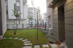 un jardin au milieu d'un bâtiment dans l'établissement Cozy 2br Apt Near Vialand Mall With Nespresso, à Istanbul