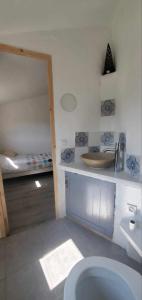 a bathroom with a toilet and a bunk bed at Maison avec vue panoramique in Trigance