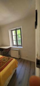 a bedroom with a bed and a window at Maison avec vue panoramique in Trigance