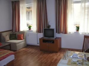 sala de estar con mesa y TV en Raday Central Apartment, en Budapest